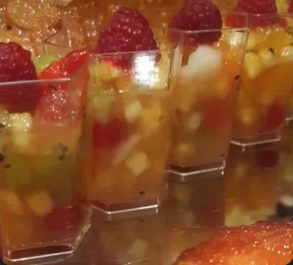 Table de brunch avec viennoiseries, fruits frais, tartes salées et café