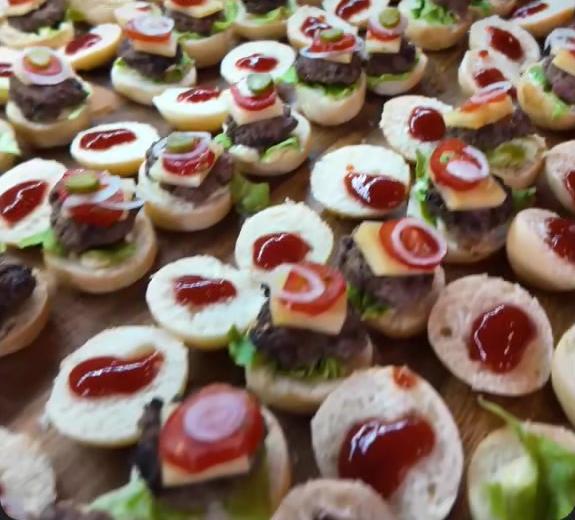 Plateaux de bouchées et verrines dressés pour un cocktail d'entreprise